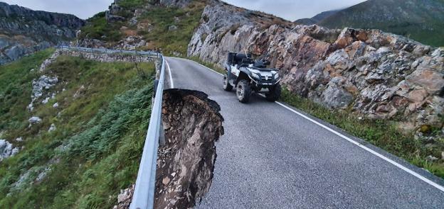 Un argayu se lleva parte de la carretera de Carangas, que queda cortada por obras tres días