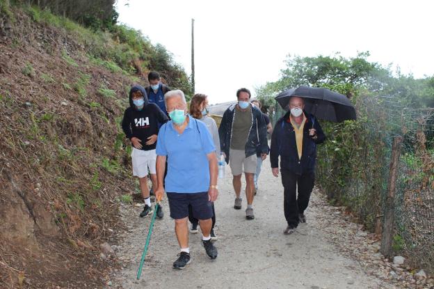 Siete kilómetros para pedir que se acondicione la senda costera entre Valdés y Navia