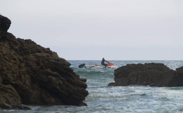 Rescatan a dos mujeres atrapadas en unas rocas en Tapia mientras practicaban paddle surf