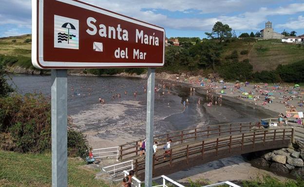 Los ecologistas denuncian la presencia de espumas en la playa de Santa María del Mar