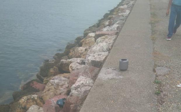 ¿Cenizas de un muerto en el paseo de la bocana de la ría de Avilés?