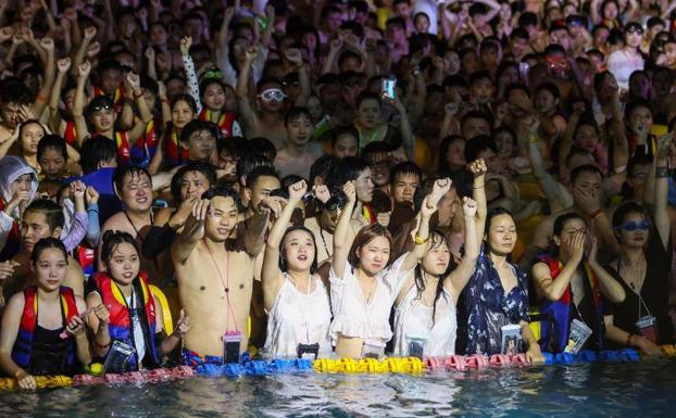 China defiende la macrofiesta en una piscina de Wuhan