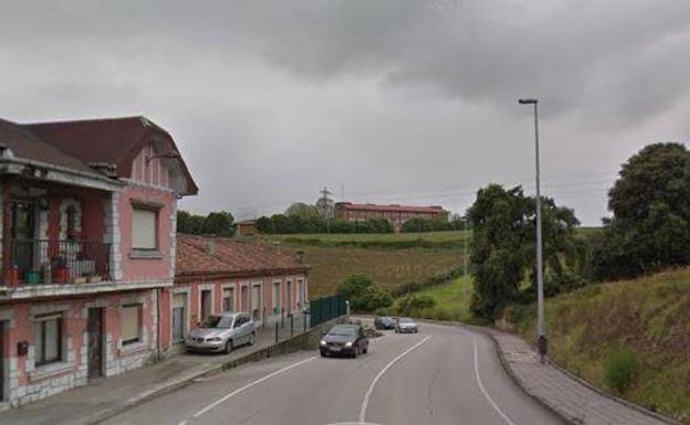 Herido un conductor tras colisionar con una farola en Valliniello