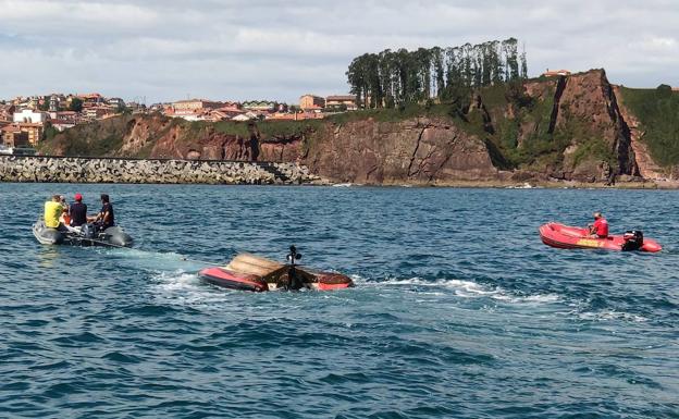 Rescatan a dos socorristas de Candás tras volcar su embarcación