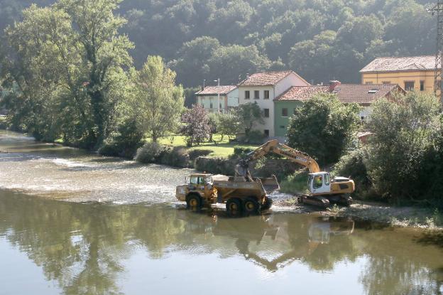 La Confederación restaura el cauce del río Nalón a la altura de Trubia para evitar riadas