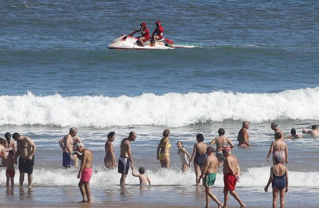 Socorren a tres bañistas en apuros frente a La Escalerona debido a las mareas vivas