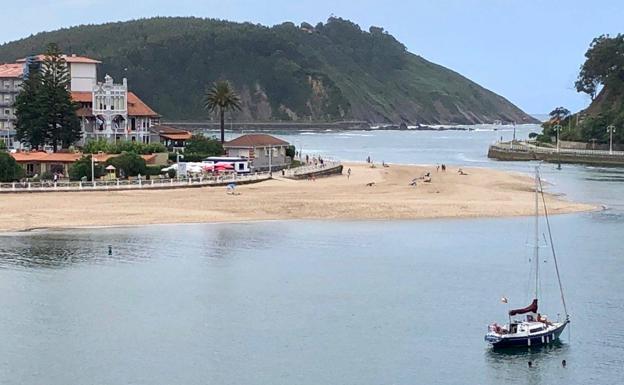 Prohíben el baño en la playa de Ribadesella por un episodio de «contaminación orgánica»