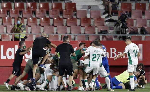 El Elche sube a Primera con un épico tanto de Pere Milla