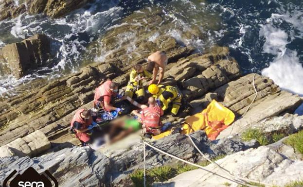 Herido grave tras caer desde una altura de 20 metros en un acantilado en El Franco