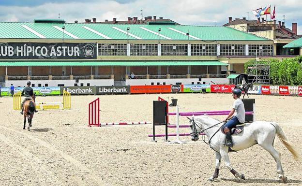 Coronavirus en Asturias | Ocho casos positivos obligan a suspender la última prueba del Chas