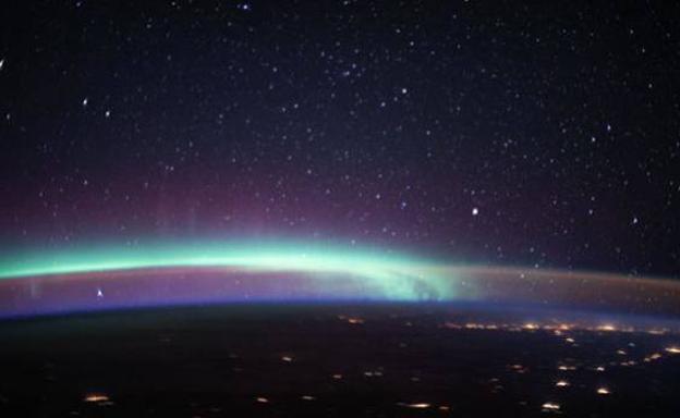 La increíble foto espacial que capta dos fenómenos terrestres en una sola imagen