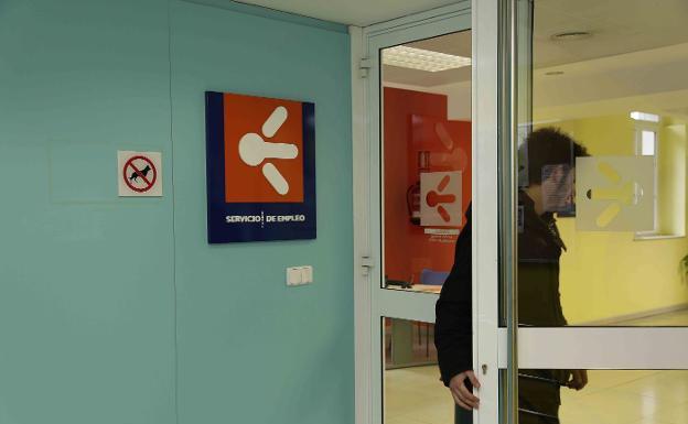 Asturias recorta en mil casos la lista de espera para cobrar el salario social