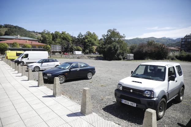 El plan de peatonalización de Laviana comenzará con el aparcamiento disuasorio