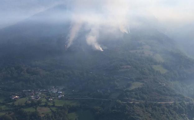 Controlado el incendio declarado junto a la reserva de Muniellos