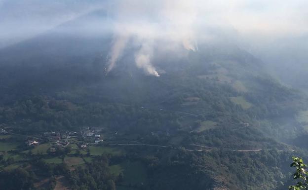 Vídeo | El incendio forestal que amenaza Muniellos visto desde el aire