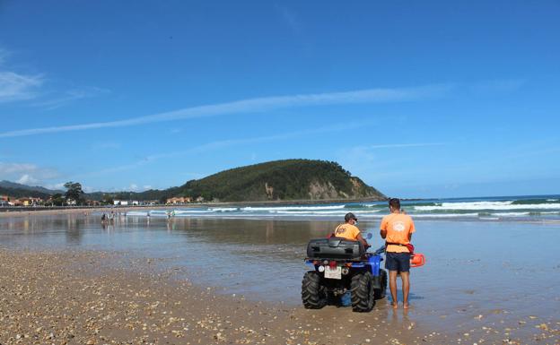 La playa de Ribadesella vuelve a abrirse al baño tras bajar los niveles de contaminación