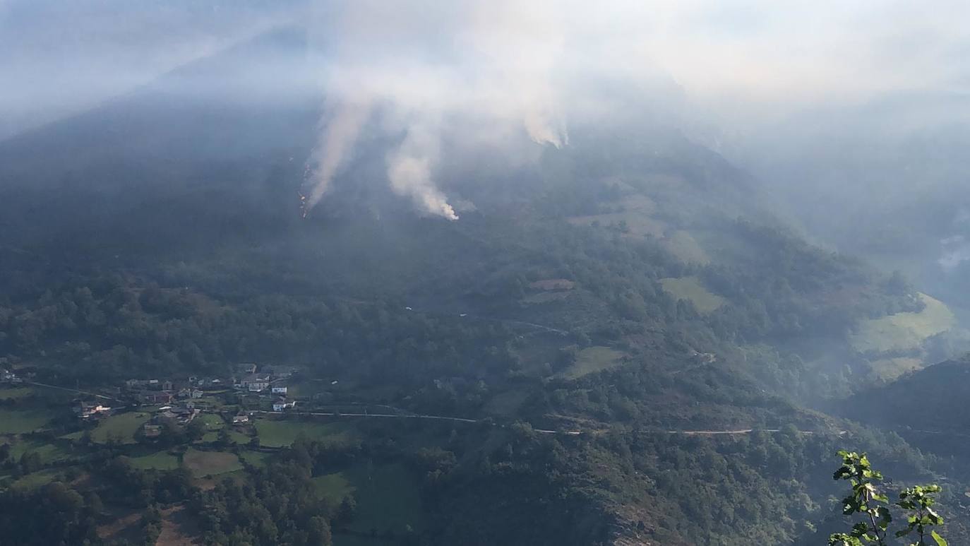 Un incendio amenaza Muniellos