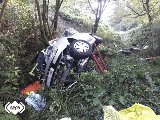 Dos heridos tras volcar con su coche en la carretera que sube de Vegadeo a La Garganta