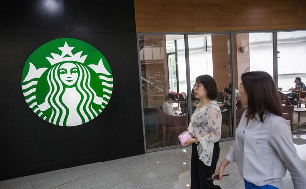 Coronavirus | Un brote en una cafetería contagia a 55 personas, menos a los camareros con mascarilla