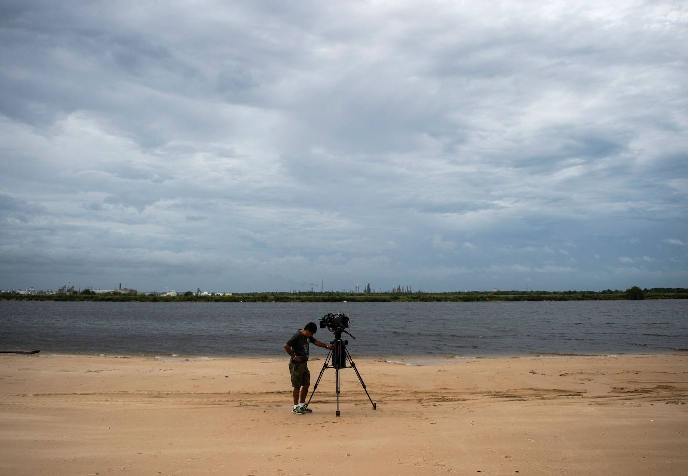 Laura toca tierra en EE UU como potente huracán y amenaza con «inundaciones catastróficas»