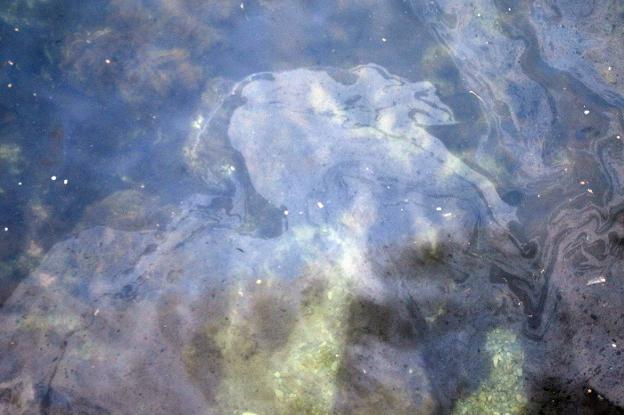 Una mancha de gasóleo obliga a cerrar al baño la playa entre San Pedro y la escalera 9