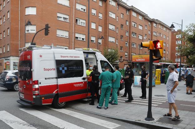Un hombre se atrinchera en casa en Gijón y amenaza con autolesionarse