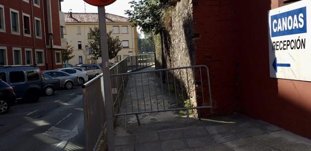 Cortan la calle San Antonio de Arriondas por la caída de cascotes