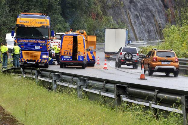 El vuelco de un camión corta la A-66 durante cinco horas