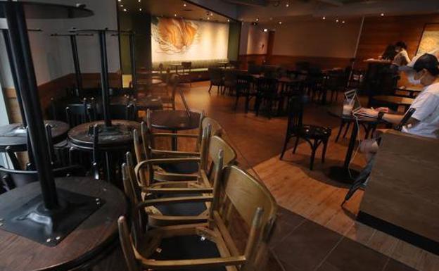 Coronavirus | El motivo por el que una mujer contagió a todo un bar menos a los camareros