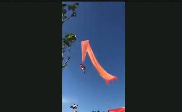 Un niño sale volando con su cometa a consecuencia del fuerte viento