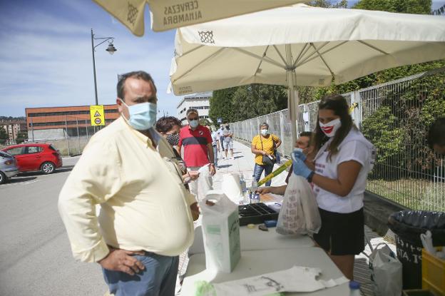 Más de un millar de bollos y botellas de sidra por Santa Isabel