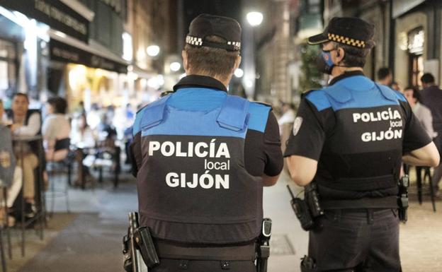Una joven pega un puñetazo al policía que la instó a ponerse la mascarilla en Gijón