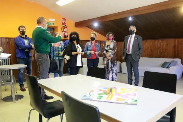 El rector, primero por la derecha, y la gerente de la Universidad, cuarta, en la reapertura del albergue universitario de El Brañillín. / JESÚS MANUEL PARDO