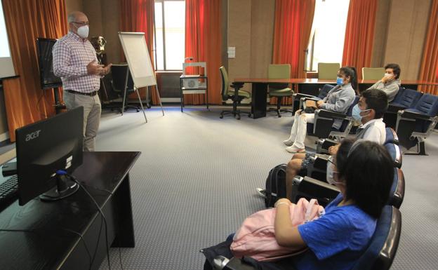 La Universidad de Oviedo recibe a sus nuevos alumnos bajo estrictas medidas de seguridad frente a la covid