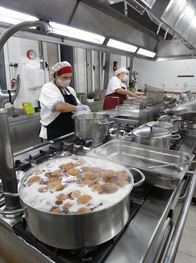 La demanda de comidas en la Cocina Económica de Gijón se dispara un 40% por la crisis sanitaria