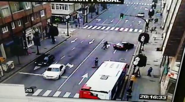 «Discutió con ellos y le embistió cuando cambió el semáforo»