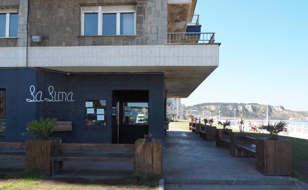 Coronavirus en Asturias | Cierra un bar en la playa de Salinas tras dar positivo por covid un camarero