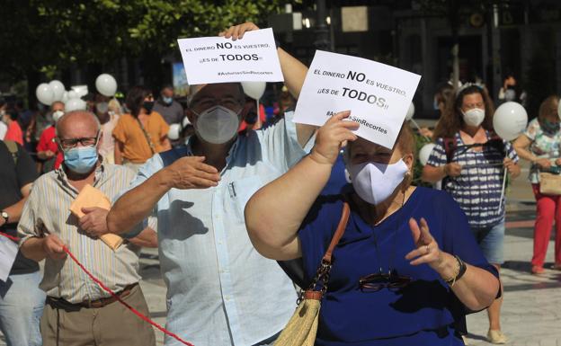 Cientos de personas se manifiestan en Oviedo contra los recortes sociales en Asturias