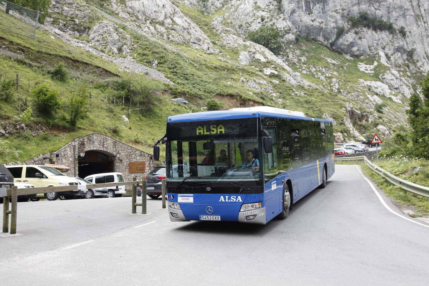 Un autobús conectará durante cuatro días Arenas de Cabrales y Sotres, con parada en Poncebos