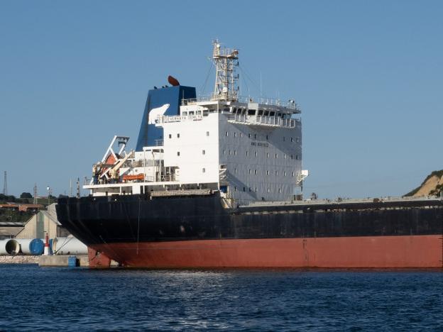 El barco ruso abandonado en el muelle de Valliniello sale a subasta por segunda vez