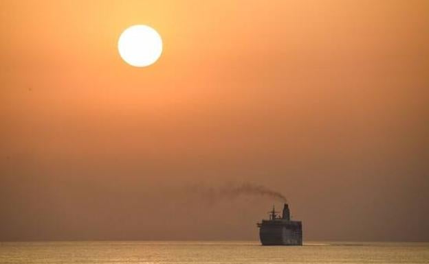 Rescatan en el mar a una pareja de terraplanistas que quería encontrar el fin del mundo