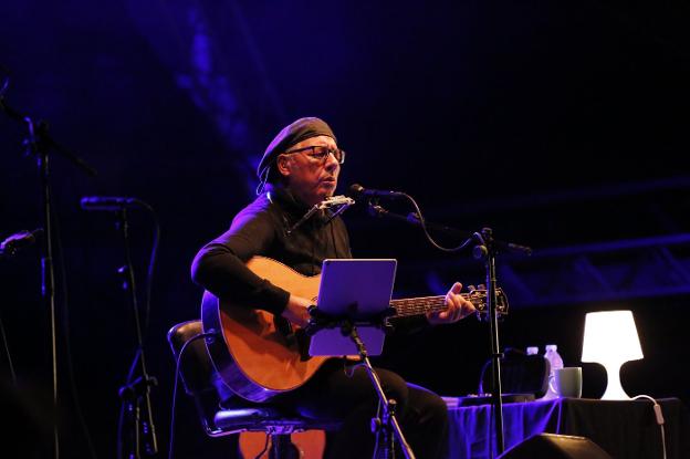 Carlos Goñi recorre en El Bibio 30 años de ruta y canciones