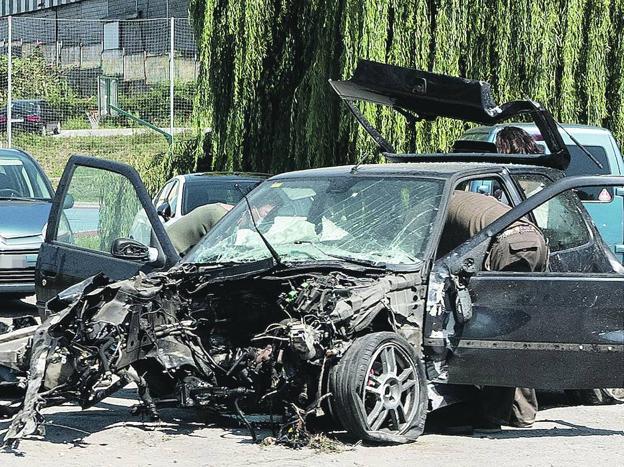 Se estrella contra un muro en Trasona tras una conducción temeraria por Avilés