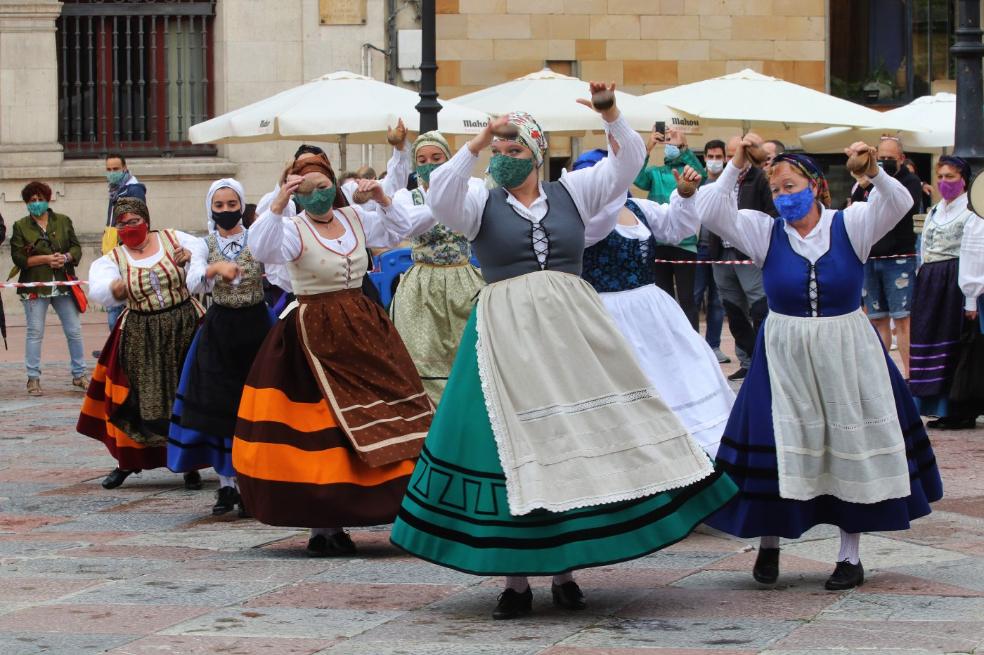 La música ambienta el vermú en El Antiguo