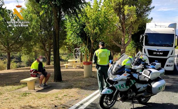 Un camionero llama a la Guardia Civil borracho para que lo detengan porque quiere el paro y jubilarse