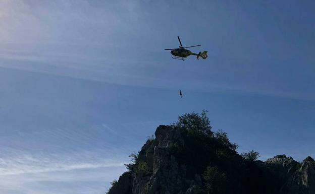 Rescatadas cuatro personas que quedaron enriscadas durante una ruta en Morcín