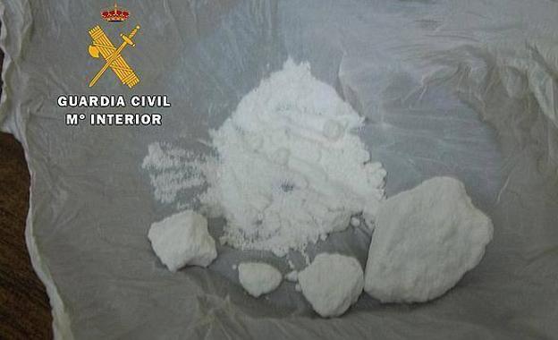 Un detenido en Asturias tras encontrar un paquete postal con ropa impregnada en cocaína en Álava