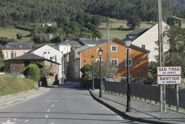 El Principado se compromete a mejorar la travesía de El Llano, en San Tirso de Abres