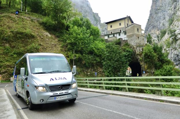 Cabrales rechaza restricciones a los coches, como en los Lagos, en la carretera de Sotres