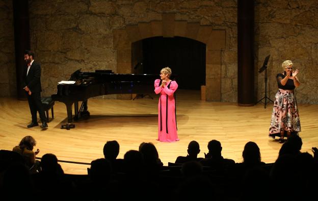 Cantar para «olvidar lo que hay fuera»